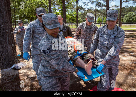 Kol. Jennifer Kurz, rechts, 23d Wing Commander, zusammen mit Fliegern aus der 23d Medical Group (MDG), tragen ein Mannequin, 30. April 2018, bei Moody Air Force Base, Ga. Kurze Tourneen der 23d MDG ein besseres Verständnis Ihrer gesamten Mission, Funktionen und umfassende Aufgaben zu gewinnen, und war in der Lage, den täglichen Betrieb zu Erleben der verschiedenen Einheiten innerhalb der 23d MDG, angefangen von bioenvironmental auf ambulante Pflege. (U.S. Air Force Foto von Airman 1st Class Eugene Oliver) Stockfoto