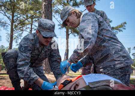 Kol. Jennifer Kurz, rechts, 23d Wing Commander, fügt eine intubation Rohr in den Mund der Puppe, 30. April 2018, bei Moody Air Force Base, Ga. Kurze Tourneen der 23d Medical Group (MDG) ein besseres Verständnis Ihrer gesamten Mission, Funktionen und umfassende Aufgaben zu gewinnen, und war in der Lage, den täglichen Betrieb zu Erleben der verschiedenen Einheiten innerhalb der 23d MDG, angefangen von bioenvironmental auf ambulante Pflege. (U.S. Air Force Foto von Airman 1st Class Eugene Oliver) Stockfoto