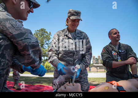 Kol. Jennifer Kurz, rechts, 23d Wing Commander, fügt eine intubation Rohr in den Mund der Puppe, 30. April 2018, bei Moody Air Force Base, Ga. Kurze Tourneen der 23d Medical Group (MDG) ein besseres Verständnis Ihrer gesamten Mission, Funktionen und umfassende Aufgaben zu gewinnen, und war in der Lage, den täglichen Betrieb zu Erleben der verschiedenen Einheiten innerhalb der 23d MDG, angefangen von bioenvironmental auf ambulante Pflege. (U.S. Air Force Foto von Airman 1st Class Eugene Oliver) Stockfoto