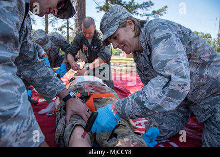 Kol. Jennifer Kurz, rechts, 23d Wing Commander, schafft eine intravenöse Einschnitt in das Bein einer Schaufensterpuppe, 30. April 2018, bei Moody Air Force Base, Ga. Kurze Tourneen der 23d Medical Group (MDG) ein besseres Verständnis Ihrer gesamten Mission, Funktionen und umfassende Aufgaben zu gewinnen, und war in der Lage, den täglichen Betrieb zu Erleben der verschiedenen Einheiten innerhalb der 23d MDG, angefangen von bioenvironmental auf ambulante Pflege. (U.S. Air Force Foto von Airman 1st Class Eugene Oliver) Stockfoto