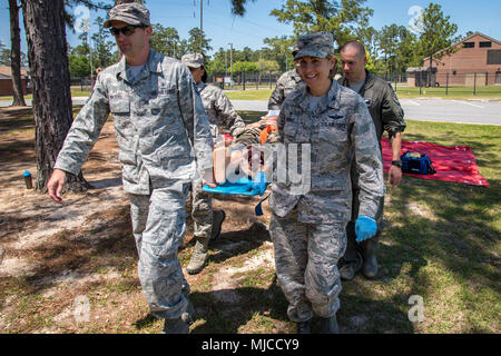 Kol. Jennifer Kurz, rechts, 23d Wing Commander, zusammen mit Fliegern aus der 23d Medical Group (MDG), tragen ein Mannequin, 30. April 2018, bei Moody Air Force Base, Ga. Kurze Tourneen der 23d MDG ein besseres Verständnis Ihrer gesamten Mission, Funktionen und umfassende Aufgaben zu gewinnen, und war in der Lage, den täglichen Betrieb zu Erleben der verschiedenen Einheiten innerhalb der 23d MDG, angefangen von bioenvironmental auf ambulante Pflege. (U.S. Air Force Foto von Airman 1st Class Eugene Oliver) Stockfoto