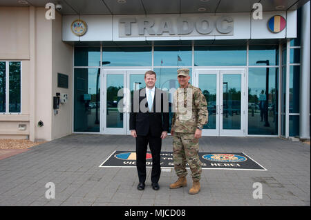 Gen. Stephen Townsend, Kommandierender General der US Army Training und Lehre Befehl, wirft mit der Hon Ryan McCarthy, der Staatssekretär der Armee, während eines Besuchs in Joint Base Langley-Eustis, Virginia, 26. April 2018. Herr McCarthy erhaltenen Briefings von tradoc Führungskräfte bei seinem Besuch. Stockfoto