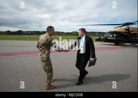 Gen. Stephen Townsend, Kommandierender General der US Army Training und Lehre Befehl, grüßt die Hon Ryan McCarthy, der Staatssekretär der Armee, am Felker Army Air Field auf gemeinsamer Basis Langley-Eustis, Virginia, 26. April 2018. Herr McCarthy erhaltenen Briefings von tradoc Führungskräfte bei seinem Besuch. Stockfoto