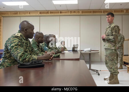 Brig. Gen. Patrick Donahoe, der 10 Mountain Division stellvertretenden kommandierenden General, spricht mit Uganda People's Defence Force Soldaten an der dritten Staffel, die 71St Cavalry Regiment Hauptquartier in Fort Drum, New York, 19. April 2018. Stockfoto