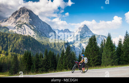 Ältere Frau Mountainbiken im Karwendel, Tirol, Österreich Stockfoto