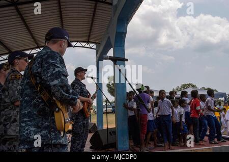 180502-N-RM 689-0095 TRINCOMALEE, Sri Lanka (Mai 2, 2018) die Mitglieder der US-Pazifikflotte Band, der militärischen Sealift Command Hospitalschiff für Pazifische Partnerschaft 2018 (PP18), Musik für Sri Lankan Kinder während einer Community Relations event Konzert im mohamadiya Vidyalaya Schule zugewiesen. PP18's Mission ist es, gemeinsam mit Gastgeber und Partner Nationen zu arbeiten regionaler Interoperabilität und Disaster Response Funktionen, erhöhen die Stabilität und Sicherheit in der Region zu stärken, und neue und dauerhafte Freundschaften in der gesamten indopazifischen Region fördern. Pazifische Partnerschaft, der nun in seinem 13. iterat Stockfoto