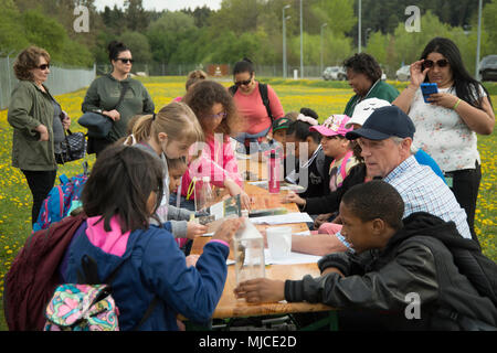 ANSBACH, Deutschland - Kinder Zeit an der 'Bat' als Teil einer Masse Tag pädagogische Veranstaltung in Urlas Soldaten am 24. April 2018. (U.S. Armee Foto von Georgios Moumoulidis). Stockfoto