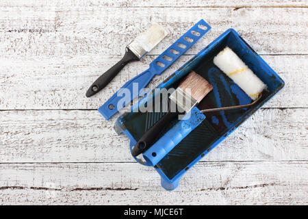 Malwerkzeuge auf hölzernen Hintergrund Stockfoto