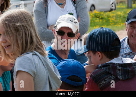 ANSBACH, Deutschland - Kinder Zeit an der 'Bat' als Teil einer Masse Tag pädagogische Veranstaltung in Urlas Soldaten am 24. April 2018. (U.S. Armee Foto von Georgios Moumoulidis). Stockfoto