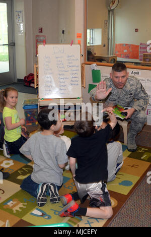 Us Air Force Chief Master Sgt. Patrick McMahon, Senior Soldaten Führer des US Strategic Command (USSTRATCOM), Aktien eine hohe fünf wie er Kinder in Child Development Center (CDC) habe ich auf der Offutt Air Force Base, Neb., 26. April 2018 liest. McMahon und andere USSTRATCOM Führungskräfte lesen für Kinder an der CDC zu Ehren der Monat der militärischen Kind, im April als eine Zeit der Opfer, der mehr als 1,7 Millionen Kinder von militärischen Mitglieder weltweit zu ehren. (DoD Foto von Kendra Williams). Stockfoto