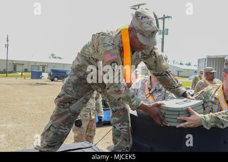 In Fort Polk, Louisiana, 30. April 2018 - Georgia Armee nationale Scots Guards Staff Sgt. Ricardo Burns, der Sergeant, Hotel Company, 148 Brigade Support Battalion, Albany, GA, lasten Small Arms Protective fügt vor dem Start von der 48th Infantry Brigade Joint Readiness Training Center rotation verbessert. Die esapi Platten schützen Soldaten aus verschiedenen Formen von Kleinwaffen Feuer. Stockfoto