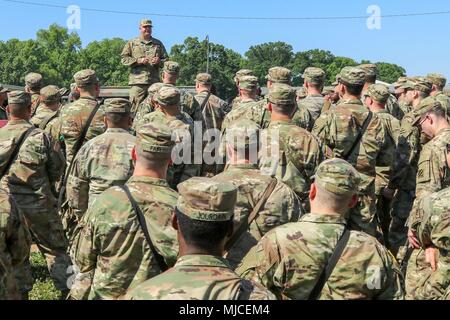 In Fort Polk, Louisiana, 30. April 2018 - Georgia Armee nationale Scots Guards Staff Sgt. Nathan H. Boyd, Assistant operations Sergeant, Hauptsitz und Sitz der Gesellschaft, 1.BATAILLON, 121 Infanterie Regiment, Winder Ga. Im Schriftsatz Neuankömmlinge in das Joint Readiness Training Center. Boyd ist ein Full-time-Scots Guards, verantwortlich für das Bataillon Betrieb während der Übung. Stockfoto