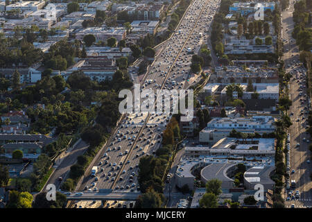 Luftaufnahme von Ventura 101 Autobahn in der Nähe von White Oak Ave im San Fernando Valley Gegend von Los Angeles, Kalifornien. Stockfoto