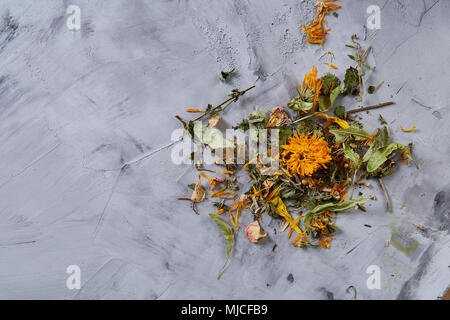 Motley Gras auf Licht strukturierten Hintergrund, Nahaufnahme, geringe Tiefenschärfe, selektiver Fokus, Makro. Alternative Medizin. Wellness natürliches Konzept. Dayspa Stockfoto