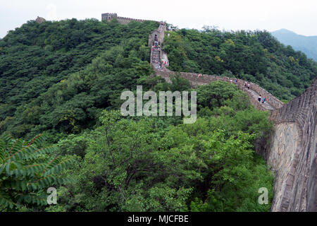Der Abschnitt der Großen Mauer bei Mutianyu, in der Nähe von Peking, China, Asien. Menschen, die in der berühmten chinesischen Denkmal Stockfoto