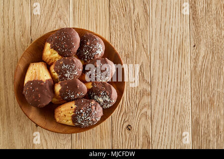 Frisch gebackene almond Cookies auf Lehm Keramik Platte über weiße strukturierte Hintergrund angehäuft, Ansicht von oben, Nahaufnahme, selektiven Fokus. Leckere hausgemachte biscu Stockfoto