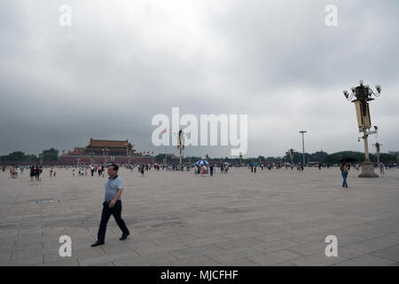 Menschen und Touristen zu Fuß auf dem Platz des Himmlischen Friedens in Peking, China, Asien Stockfoto