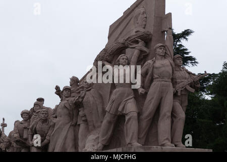 Denkmal am Eingang des Vorsitzenden Mao Memorial Hall oder Mausoleum von Mao Zedong auf dem Platz des Himmlischen Friedens, Peking, China, Asien Stockfoto