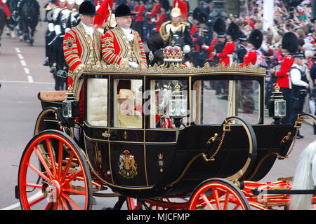 UK-königliche Hochzeit von Prinz William und Kate (Catherine) Middleton - Prozession entlang der Mall zum Buckingham Palace, Die Queen und Prinz Philip winken und lächeln im Gut versammelt wishers säumen die Straßen 29 April 2011 LONDON, GROSSBRITANNIEN Stockfoto