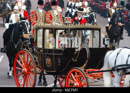 UK-königliche Hochzeit von Prinz William und Kate (Catherine) Middleton - Prozession entlang der Mall zum Buckingham Palace, Die Queen und Prinz Philip winken und lächeln im Gut versammelt wishers säumen die Straßen 29 April 2011 LONDON, GROSSBRITANNIEN Stockfoto