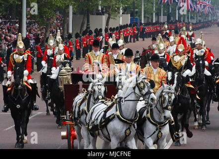 UK-königliche Hochzeit von Prinz William und Kate (Catherine) Middleton - Prozession entlang der Mall zum Buckingham Palace, Wave und Lächeln im Gut versammelt wishers säumen die Straßen 29 April 2011 LONDON, GROSSBRITANNIEN Stockfoto