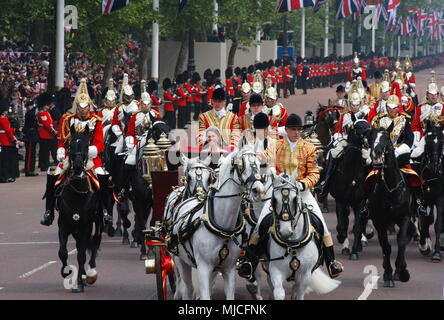 UK-königliche Hochzeit von Prinz William und Kate (Catherine) Middleton - Prozession entlang der Mall zum Buckingham Palace, Wave und Lächeln im Gut versammelt wishers säumen die Straßen 29 April 2011 LONDON, GROSSBRITANNIEN Stockfoto