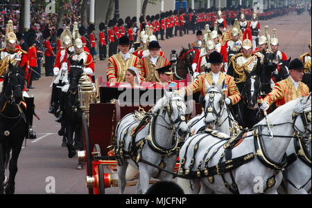 UK-königliche Hochzeit von Prinz William und Kate (Catherine) Middleton - Prozession entlang der Mall zum Buckingham Palace, Wave und Lächeln im Gut versammelt wishers säumen die Straßen 29 April 2011 LONDON, GROSSBRITANNIEN Stockfoto