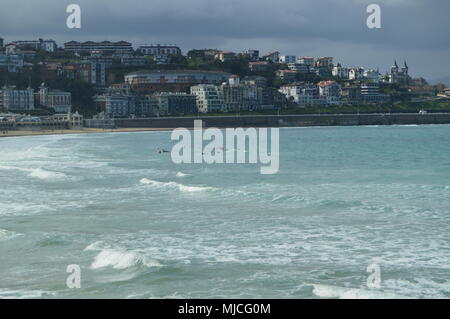 Mehrere Personen üben Kajak am Strand von La Concha in San Sebastian. Sport Reise Natur. März 26, 2018. Altstadt. Donosti Guipuzcoa baskischen Co Stockfoto