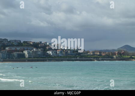 Mehrere Personen üben Kajak am Strand von La Concha in San Sebastian. Sport Reise Natur. März 26, 2018. Altstadt. Donosti Guipuzcoa baskischen Co Stockfoto