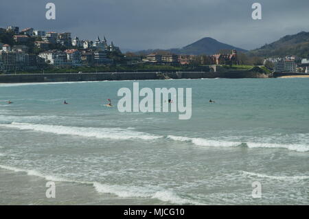 Mehrere Personen üben Kajak am Strand von La Concha in San Sebastian. Sport Reise Natur. März 26, 2018. Altstadt. Donosti Guipuzcoa baskischen Co Stockfoto