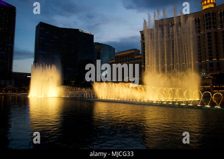 LAS VEGAS/Nevada - 24. AUGUST 2017: Wasser Brunnen Music Show vor dem Hotel Bellagio und kosmopolitische am Las Vegas Strip in den frühen Abend. Stockfoto