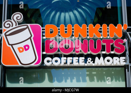 Berlin, Deutschland - Mai, 2018: Das Logo von Dunkin'Donuts Kaffee und Mehr in Berlin, Deutschland. Stockfoto