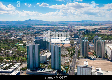 LAS VEGAS/Nevada, 24. AUGUST 2017: Epische Blick auf den Las Vegas Strip mit Westgate Casino Symbol vom Stratosphere Tower. Stockfoto