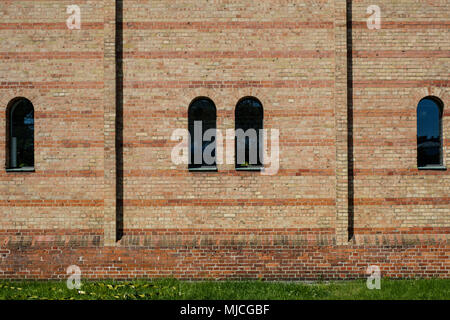 Windows auf Kirche buildine Außen Backstein Mauer aus Stein Stockfoto