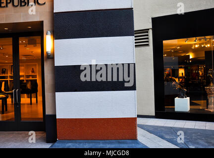 SAN DIEGO/Kalifornien - 17. AUGUST 2017: abstrakte farbenfrohe Wand in der Mode Westfield Horton Plaza Shopping Center. Stockfoto