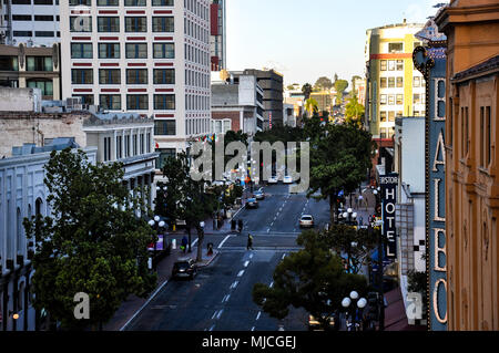 SAN DIEGO/Kalifornien, 17. AUGUST 2017: Abendlicher Blick auf der Straße in San Diego Downtown. Stockfoto