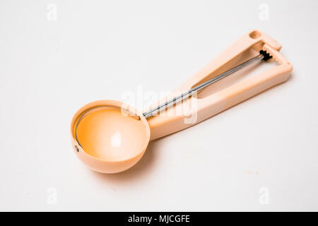 Feder Eis Schaufel Löffel isoliert Stockfoto