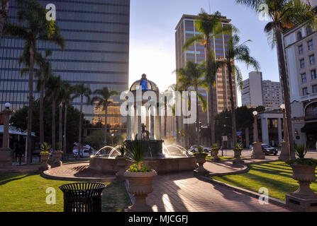 SAN DIEGO/Kalifornien - 17. AUGUST 2017: Sonnenuntergang vom Horton Plaza Park. Stockfoto