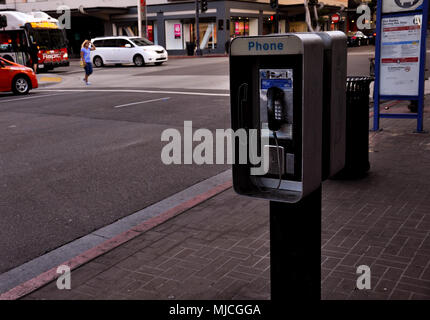 SAN DIEGO/Kalifornien - 17. AUGUST 2017: Handy auf der Straße in San Diego Downtown. Stockfoto