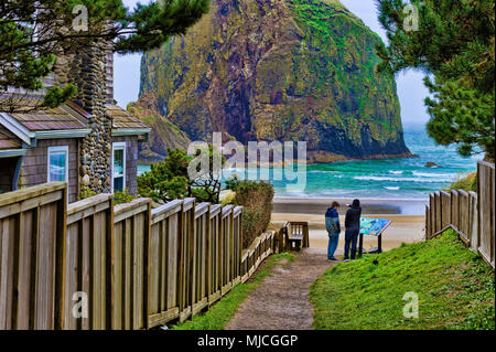 Zwei Brüder am Ende eines öffentlichen Zugang zum Strand, wo man entweder Venture auf den Strand kann bei Cannon Beach, Oregon oder auf einer Holzbank zu sitzen Stockfoto