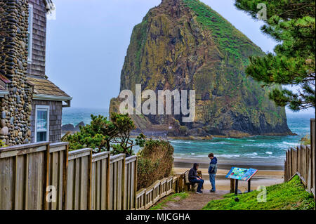 Zwei Brüder am Ende eines öffentlichen Zugang zum Strand, wo man entweder Venture auf den Strand kann bei Cannon Beach, Oregon oder auf einer Holzbank zu sitzen Stockfoto