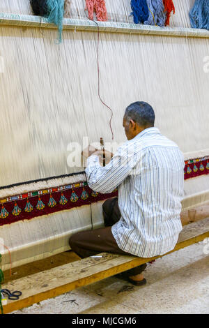 Ein Teppich Weber im El Tohamy Teppich Schule in Kairo, Ägypten, Afrika Stockfoto