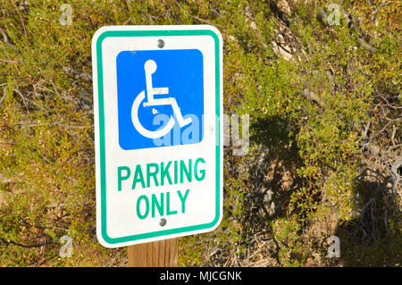 Behinderte Person Parken nur Zeichen in der Natur der Joshua Tree National Park. Stockfoto
