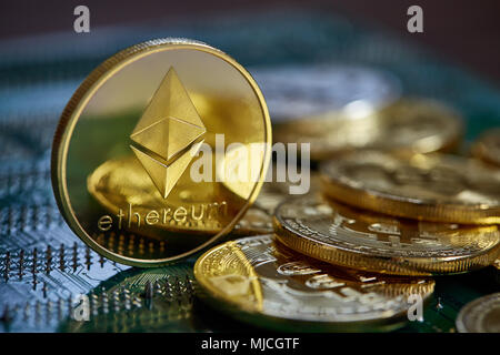 Stapel von cryptocurrencies auf der Hauptplatine. Des astraleums als wichtigste cryptocurrency Konzept, Nahaufnahme, selektiven Fokus. Cryptocurrency mini Stockfoto