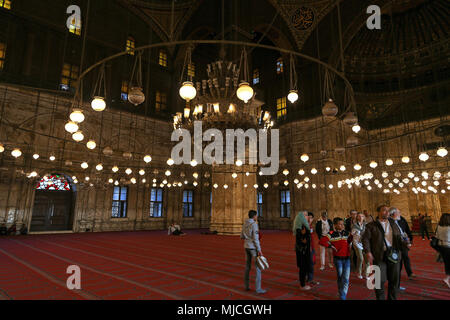 Im Inneren der Großen Moschee von Muhammad Ali Pascha, oder Alabaster Moschee, oder Muhammad Ali Moschee in der Zitadelle von Kairo in Ägypten, Nordafrika gelegen Stockfoto