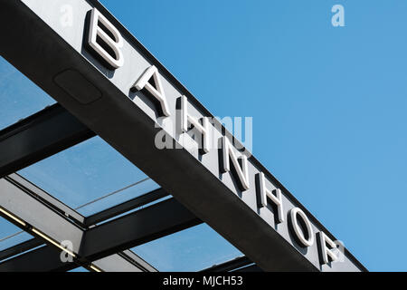 Berlin, Deutschland - Mai, 2018: Das deutsche Wort 'Bahnhof' (Station) am Bahnhof Äußere des Potsdamer Platz in Berlin, Deutschland. Stockfoto