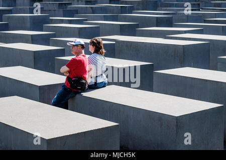 Berlin, Deutschland - 23. Mai 2017: Touristische innerhalb der Gedenkstätte für die ermordeten Juden in Europa auch als das Holocaust-Mahnmal in Berlin bekannt Stockfoto