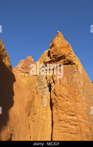 Ockerfarbenen Felsen in der Nähe von niort, Provence, Provence-Alpes-Cote d'Azur, Frankreich, Stockfoto