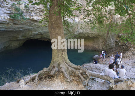 Quelle der Sorgue, Fontaine-de-Vaucluse, Provence, Provence-Alpes-Cote d'Azur, Frankreich, Stockfoto