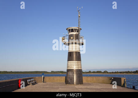 Leuchtturm auf der Mole in Travemünde, in der Nähe der Hansestadt Lübeck, Schleswig-Holstein, Norddeutschland, Deutschland, Stockfoto